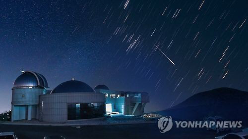 페르세우스 유성우가 12일 밤부터 내일 새벽까지 북동쪽 하늘을 수놓을 예정이다.  <연합뉴스 제공>